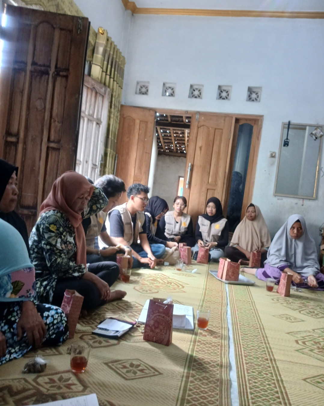 Mahasiswa KKN sedang berpamitan kepada warga RT 04 Padukuhan Kalibulus