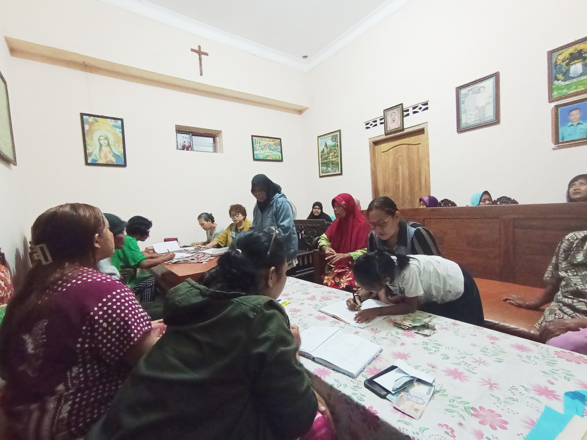 Pertemuan ibu2 rt4 dusun koroulon kidul