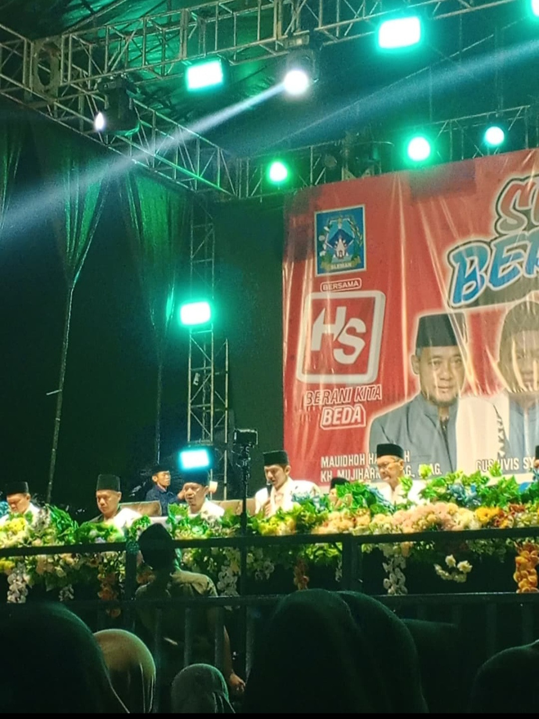 Warga Padukuhan Kalibulus menghadiri pengajian di lapangan Klidon