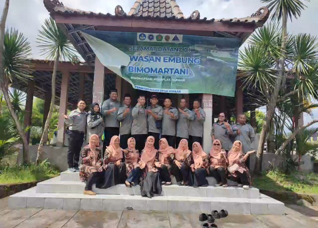 Ibu dukuh Padukuhan Kalibulus mengikuti pertemuan dukuh