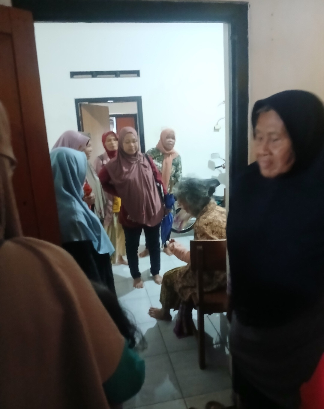 Ibu-ibu warga RT 04 Padukuhan Kalibulus sedang membesuk ibu Jum yang sedang sakit