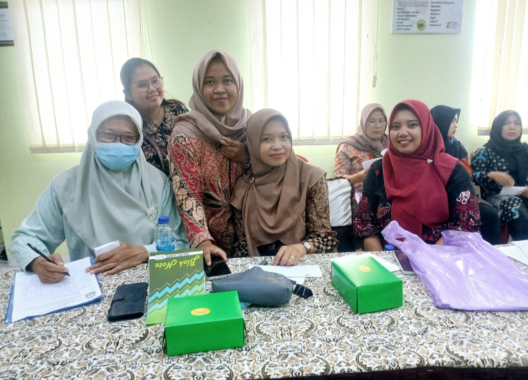 Kader Padukuhan Kalibulus sedang mengikuti pertemuan kader