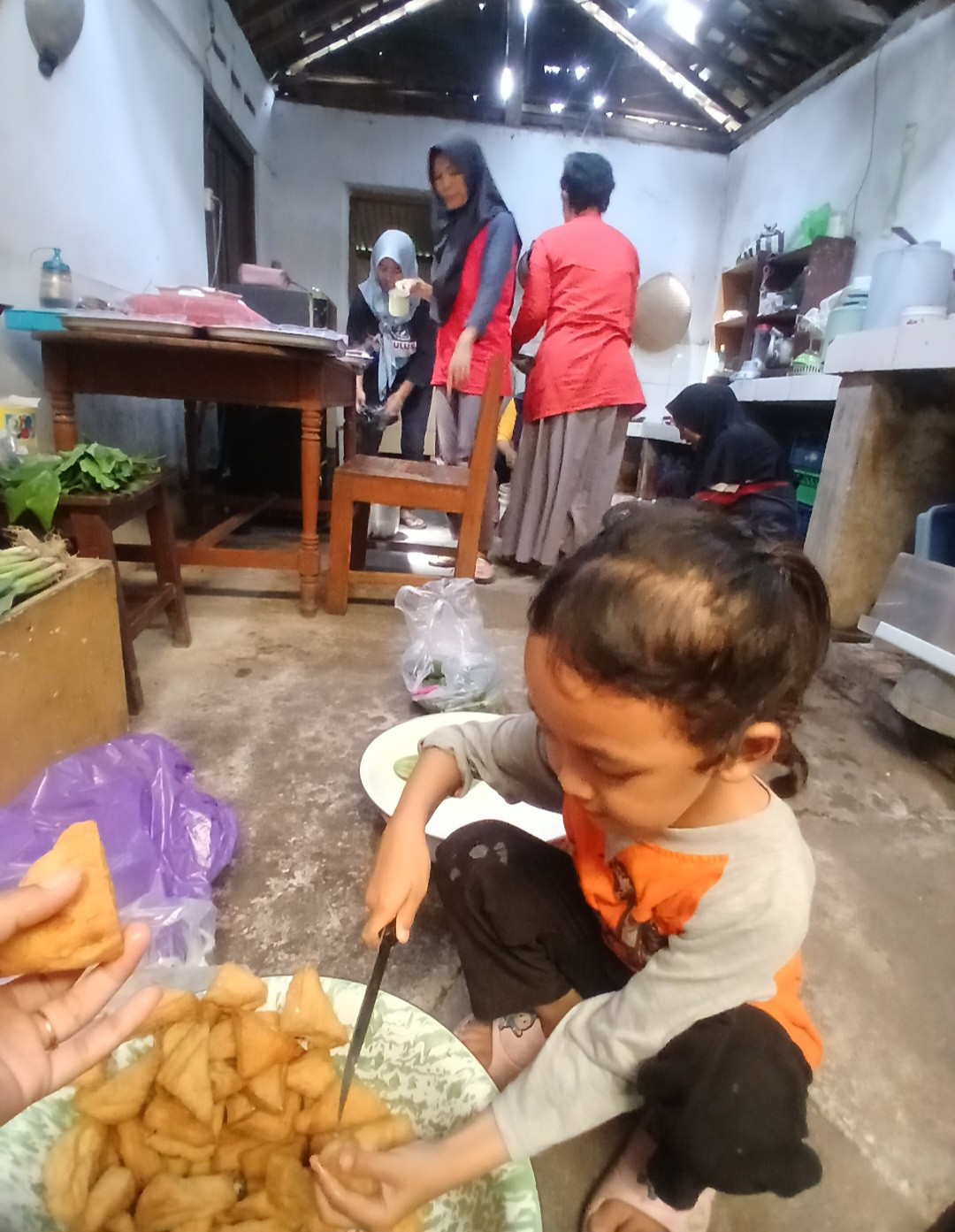Ibu-ibu warga RW 06 Padukuhan Kalibulus sedang rewang memasak