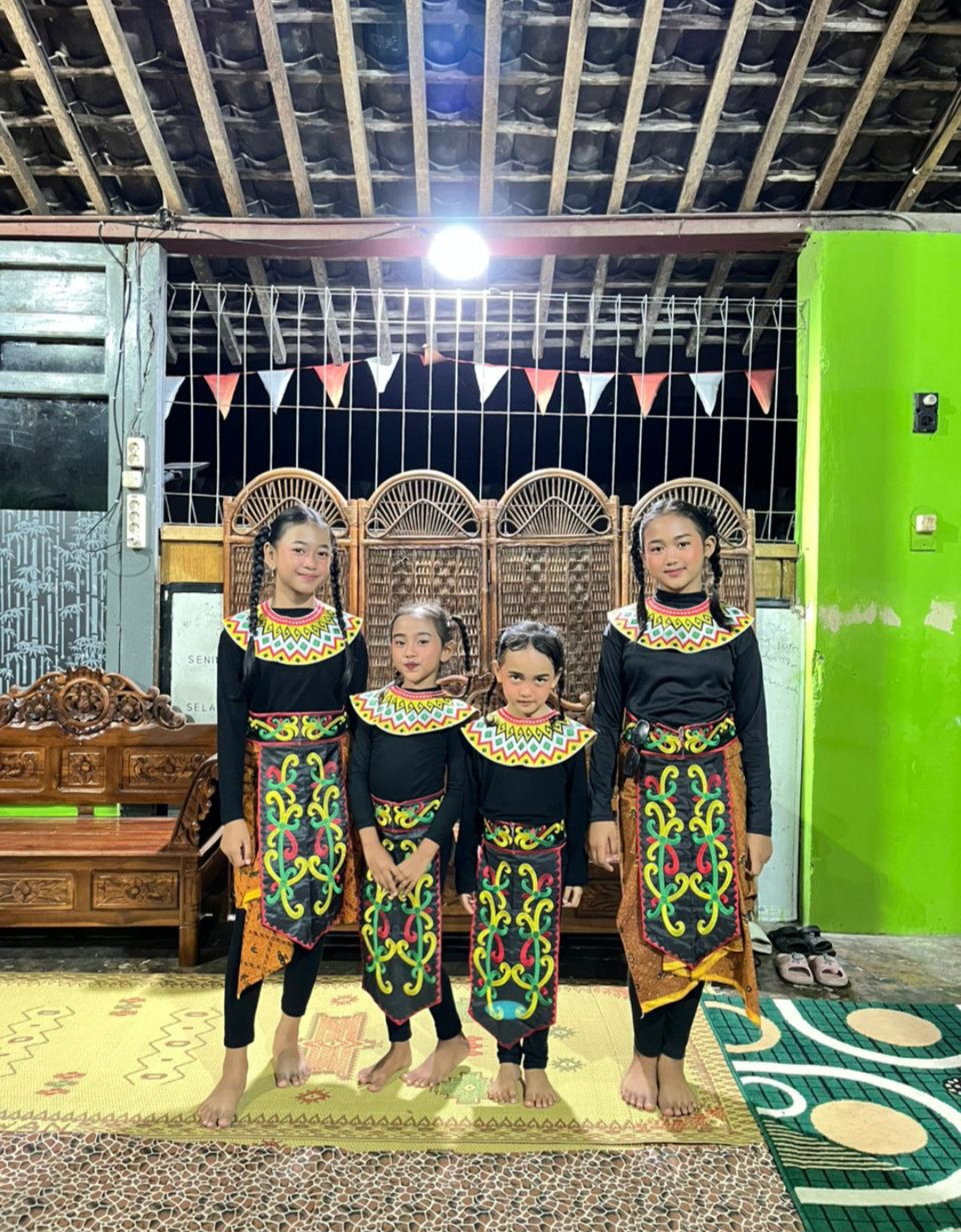 Anak-anak Padukuhan Kalibulus sedang mengikuti pentas seni