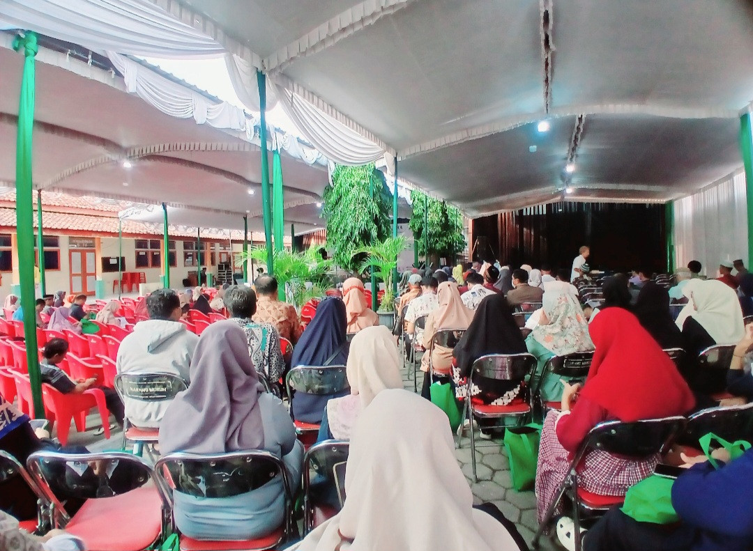 Warga Padukuhan Kalibulus menghadiri pengajian