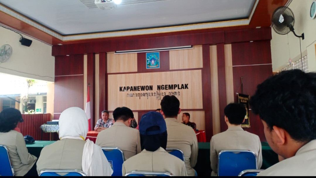 Kader Padukuhan Kalibulus menghadiri penerjunan KKN UGM