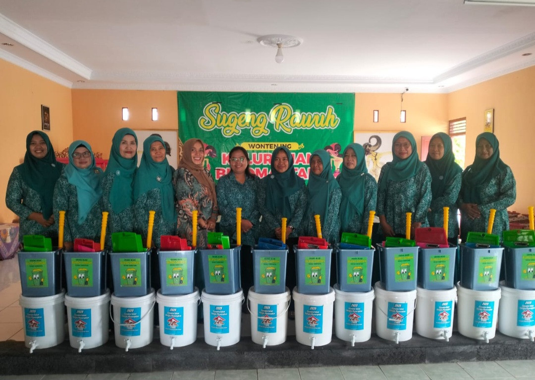 Kader Padukuhan Kalibulus menghadiri penyerahan peralatan PHBS