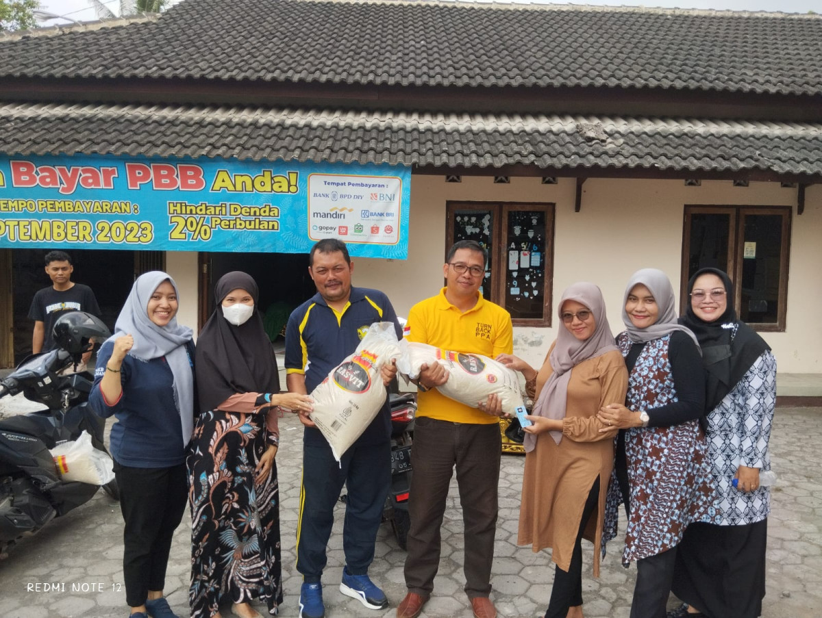 Pembagian  beras fortifikasi