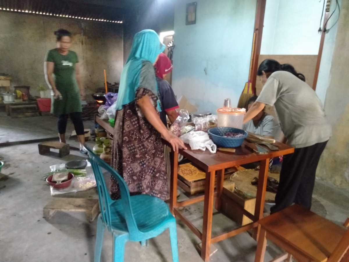 Gotong royong memasak untuk hut RI rt 07