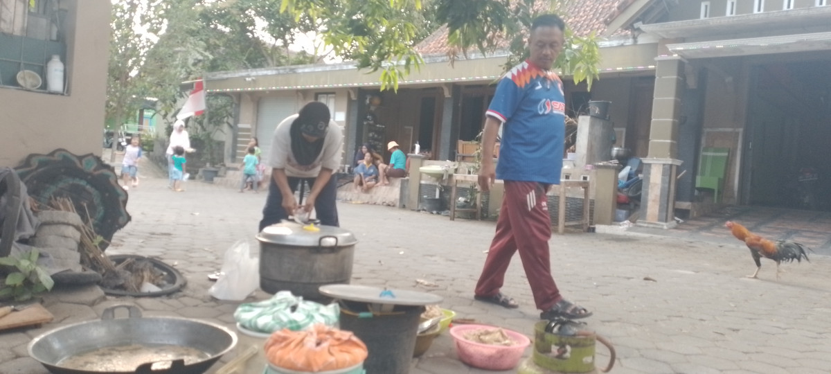 Memasak bersama ibu" rt 4 Dalem