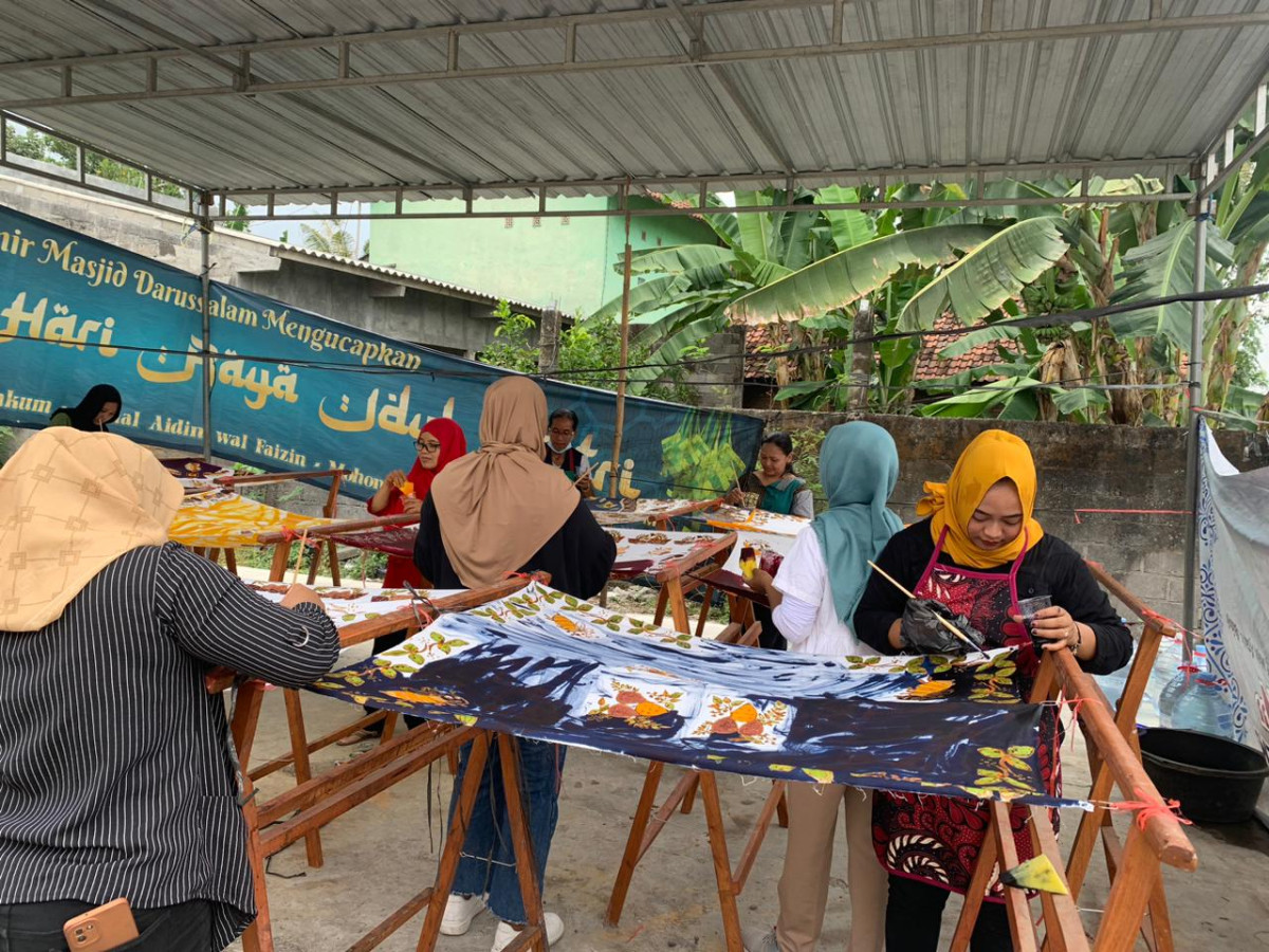 Pewarnaan dan pelorotan Batik Dalem