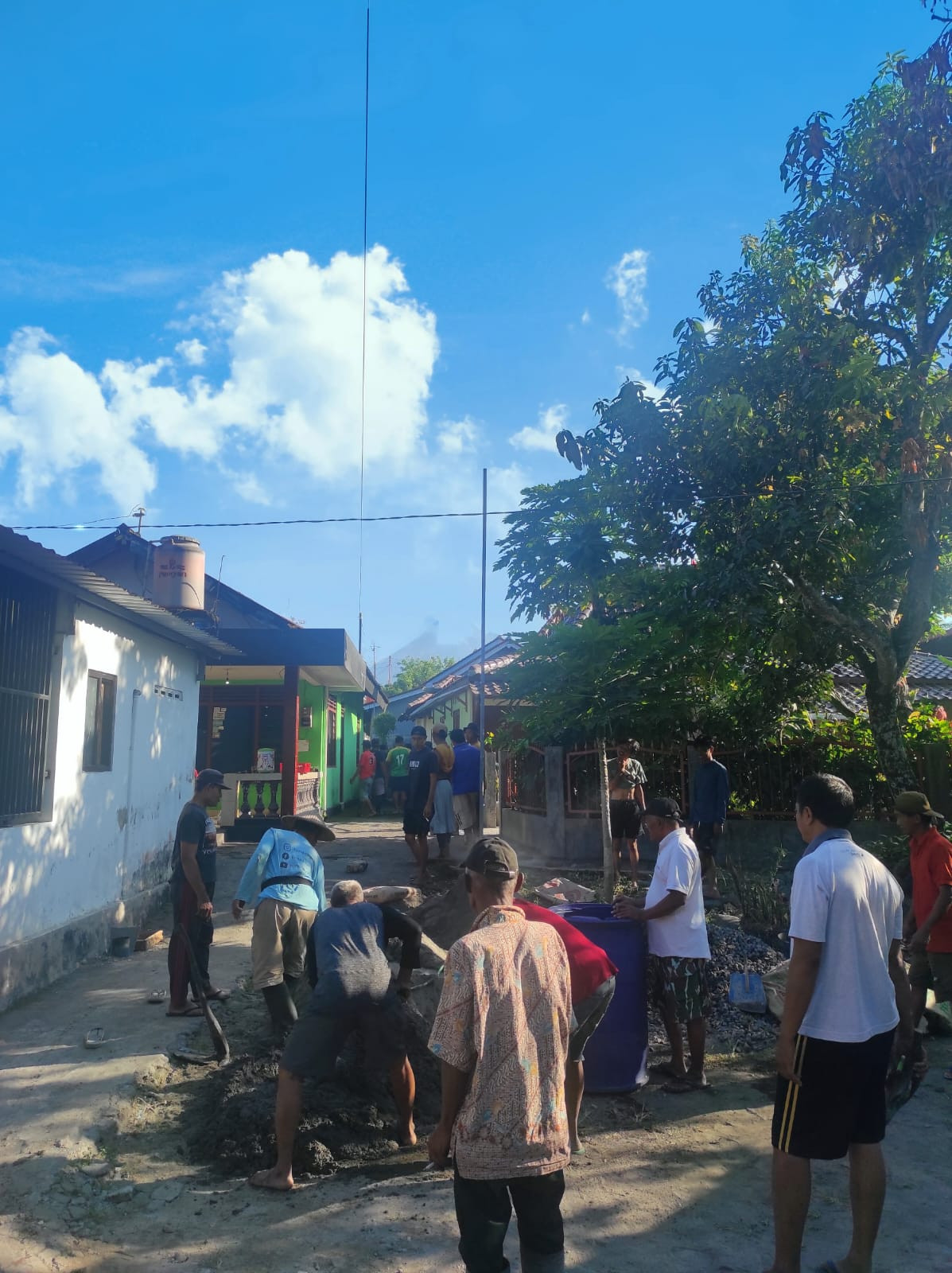 Gotong royong perbaikan gang