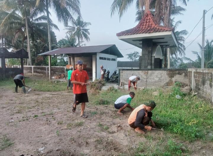 Gotong Royong membersihkan makam Kalijeruk