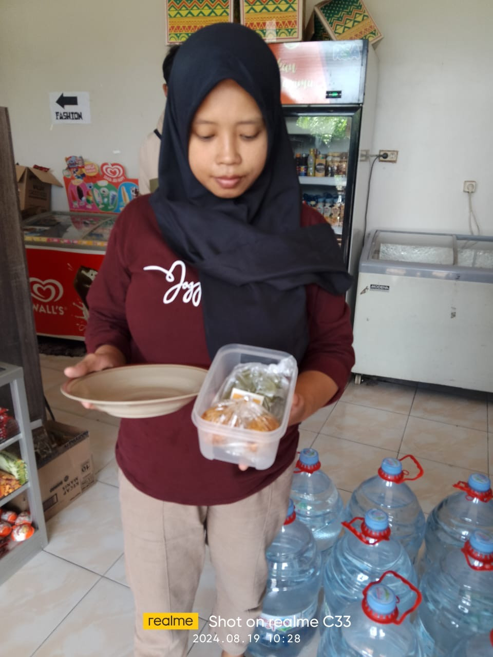 Pemberian PMT LOKAL pada ibu hamil di padukuhan klancingan