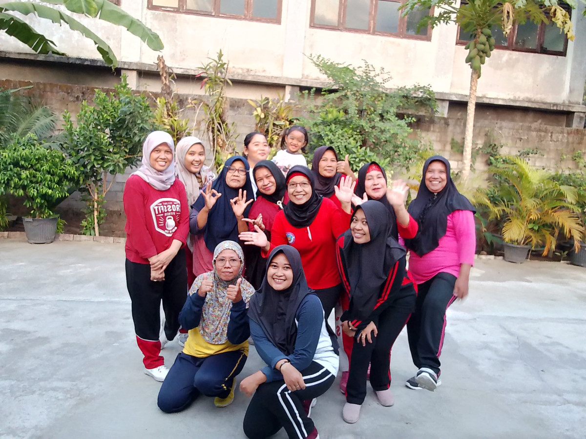 Ngajar senam di dusun Ngajeg Klsn