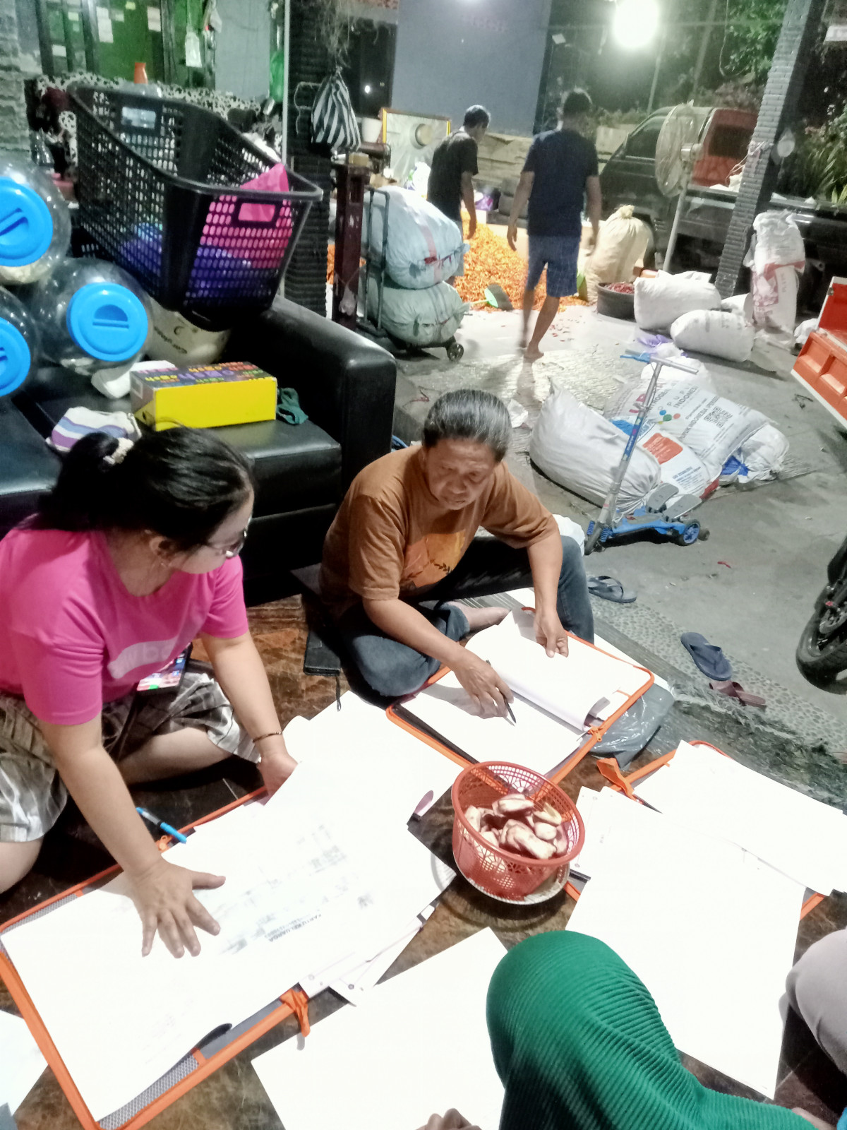 Mengerjakan administrasi dasa wisma RT