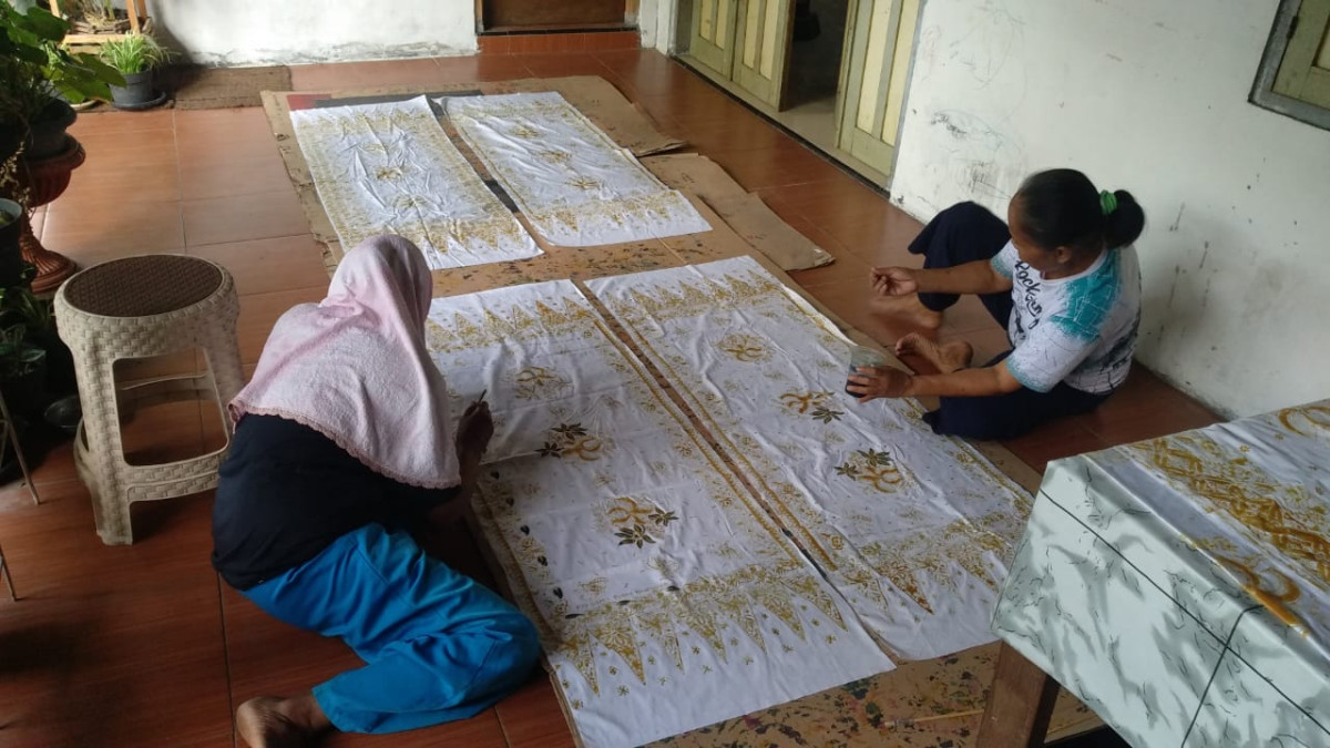 Mewarnai batik di Dalem