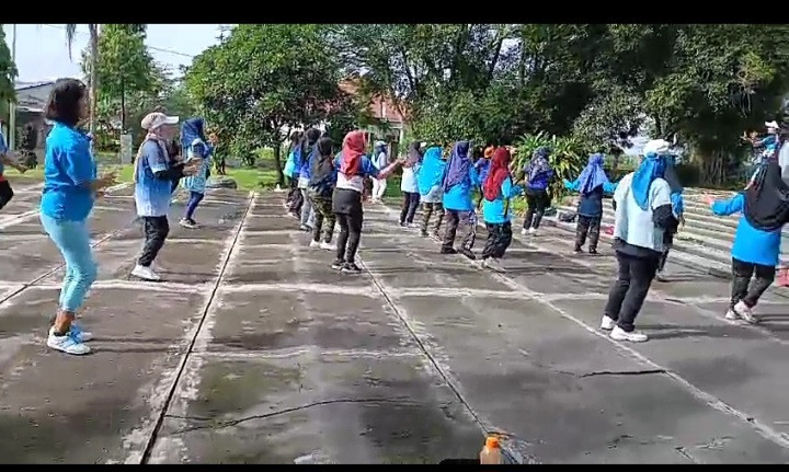 Warga Pucangan senam di Plataran