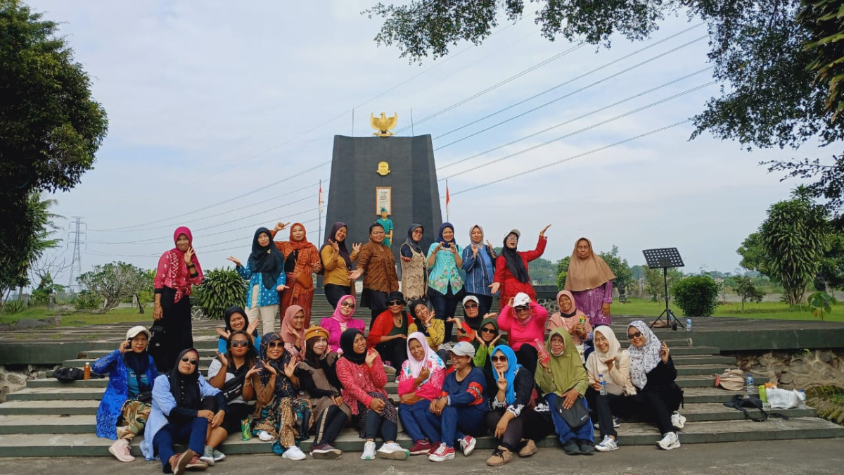 Memperingati hari ibu, warga  pucangan senam di plataran