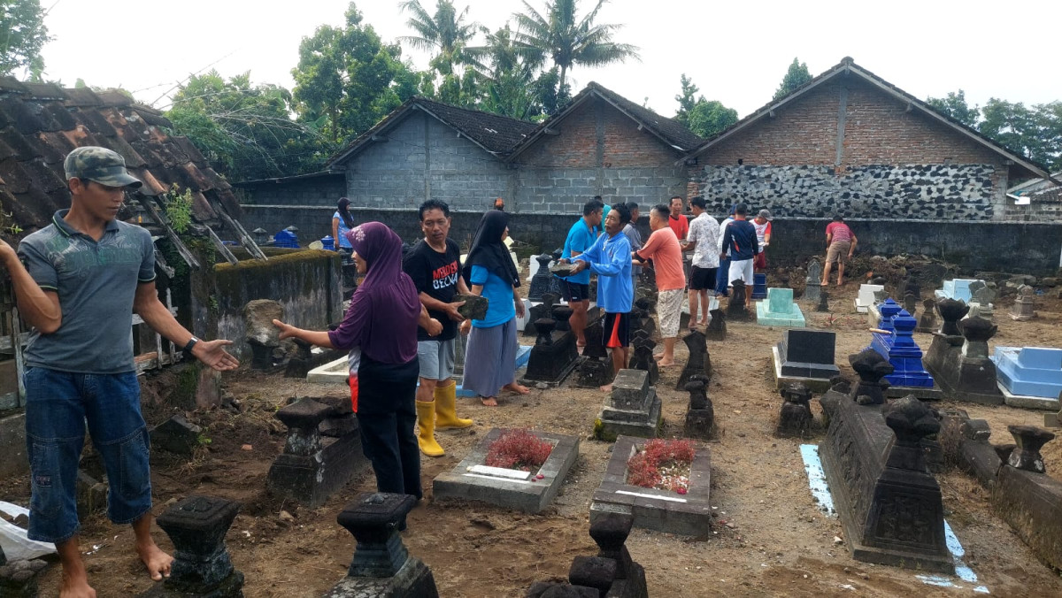 Gotong royong dimakam kemasan