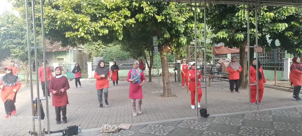 Ngajar senam lansia di Manukan