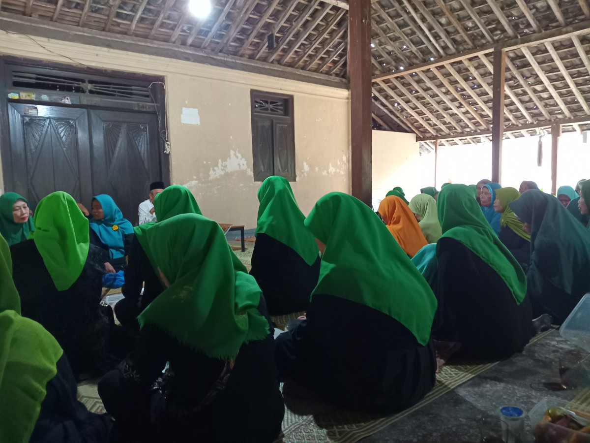 Warga Pucangan mengikuti pertemuan Muslimat