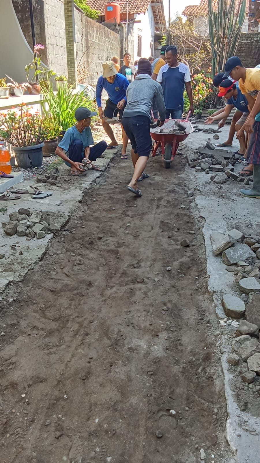 Gotong royong perbaikan jalan gang rt 3 jetis