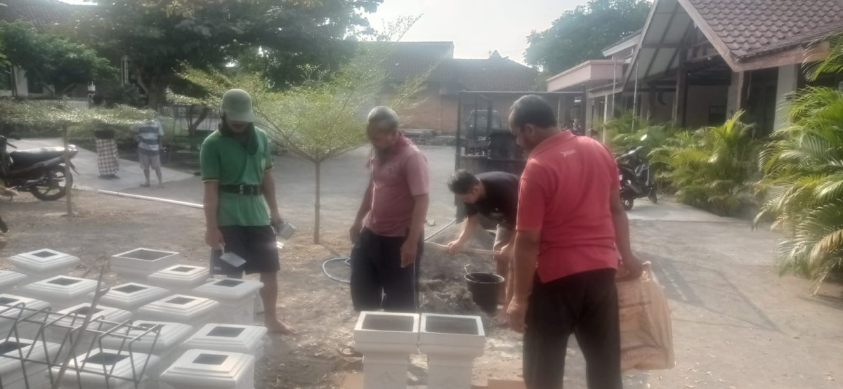 Gotong royong pembuatan dudukan tiang bendera dusun jetis