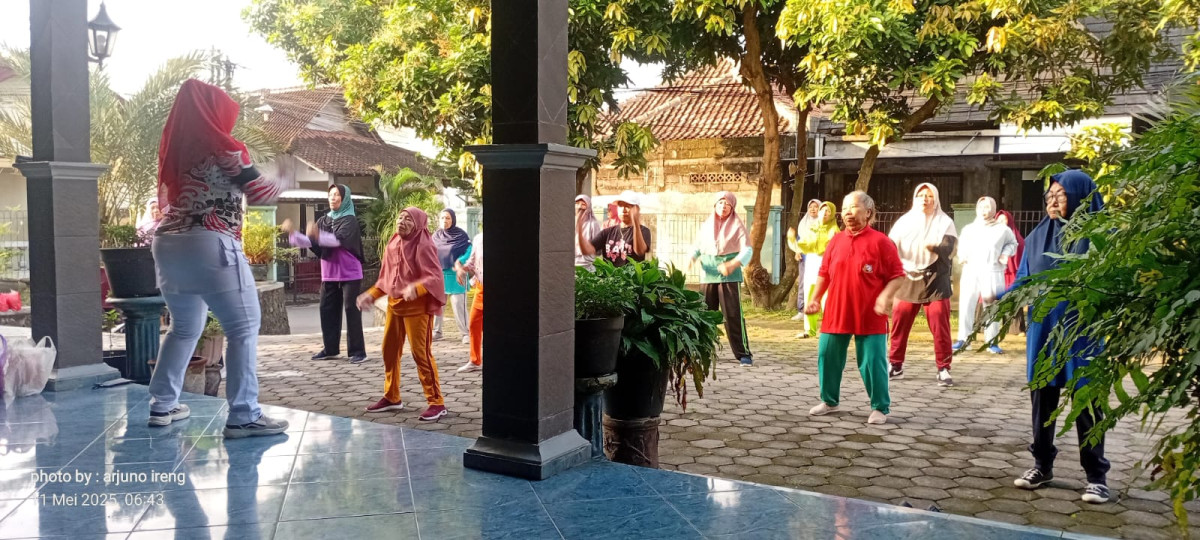 Instruktur senam Lansia sorogendn (Dalem)