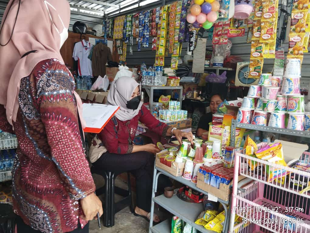 Pemantauan peredaran makanan menjelang lebaran di warung2 dusun jetis
