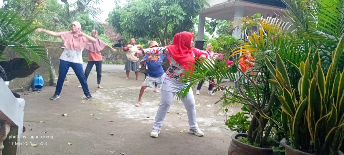 Ngajar senam didusun Pete (Dalem)