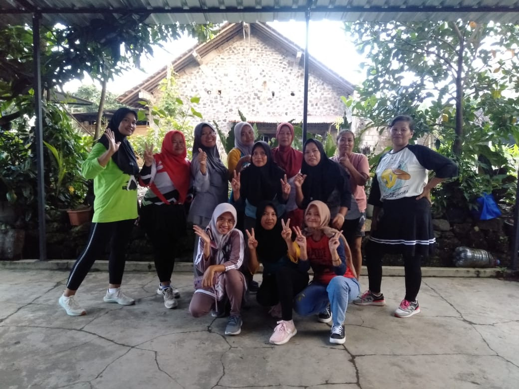 Ngajar senam di dusun Tegal Jaten (Dalem)