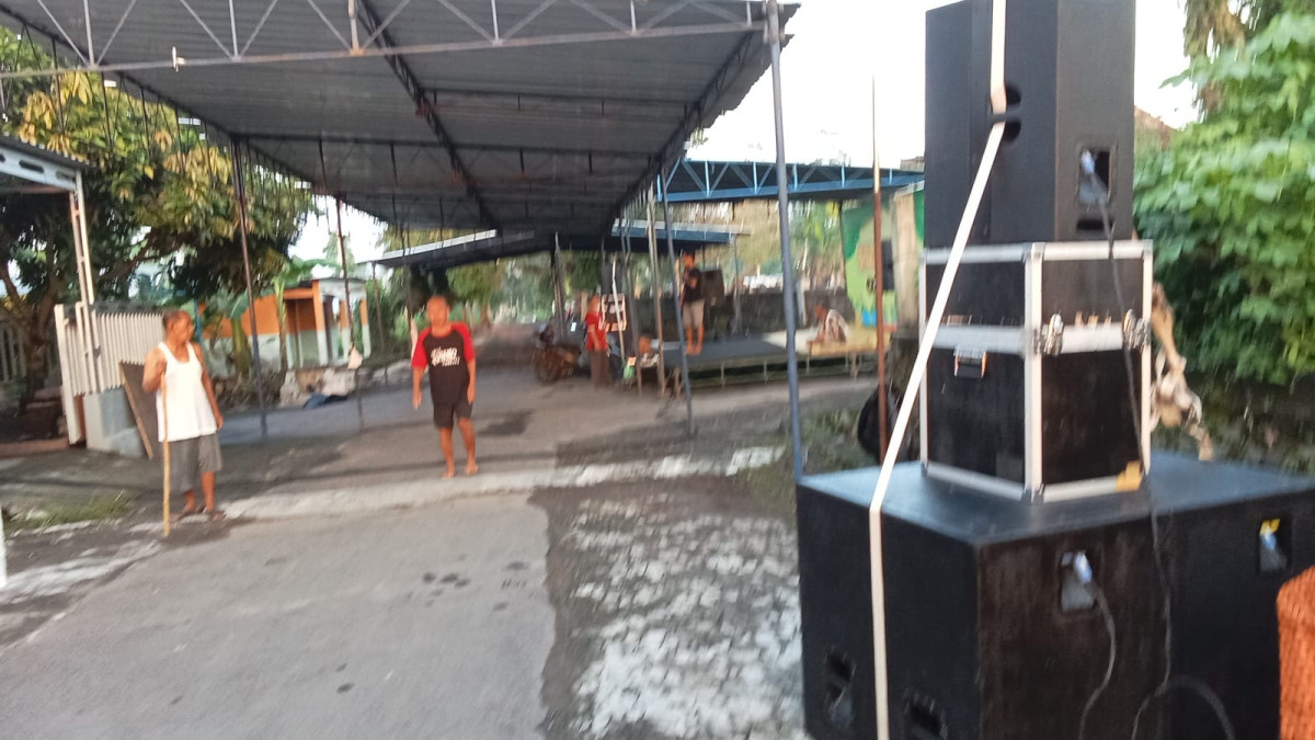 Gotong royong pasang tenda jetis