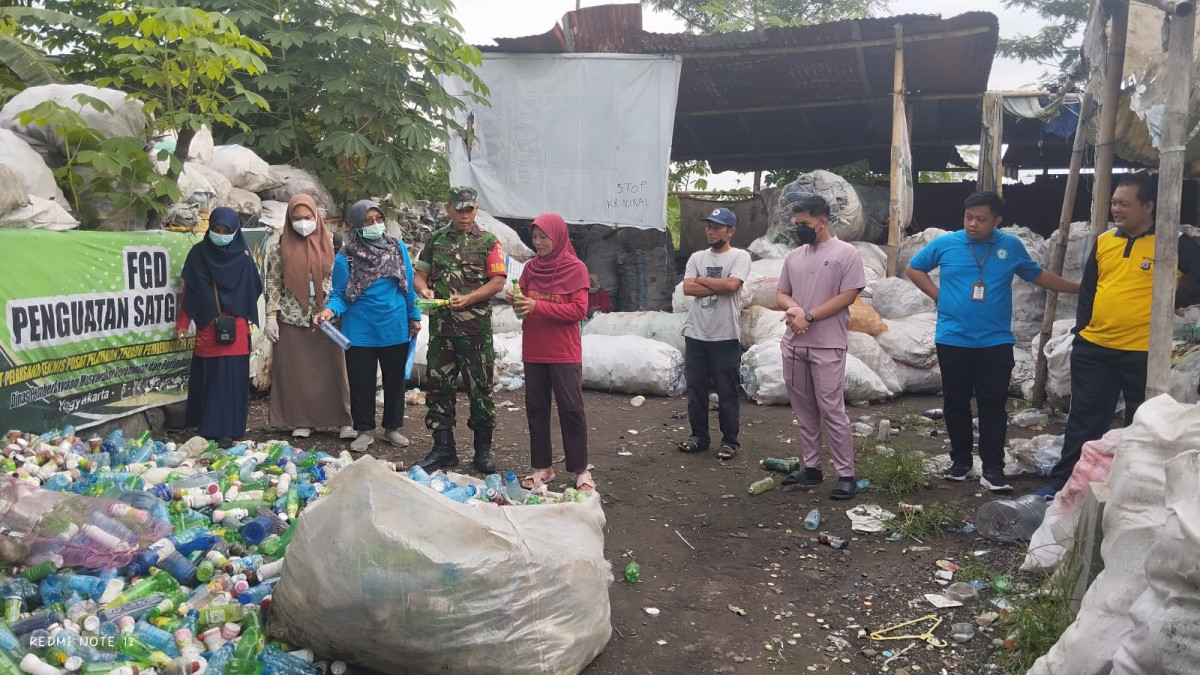 PSN di pengepul botol Jetis