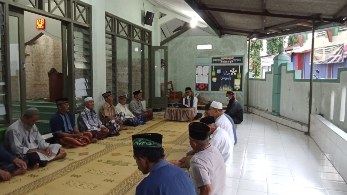 Pengajian menjelang buka puasa di masjid miftahul Hasanah Jetis