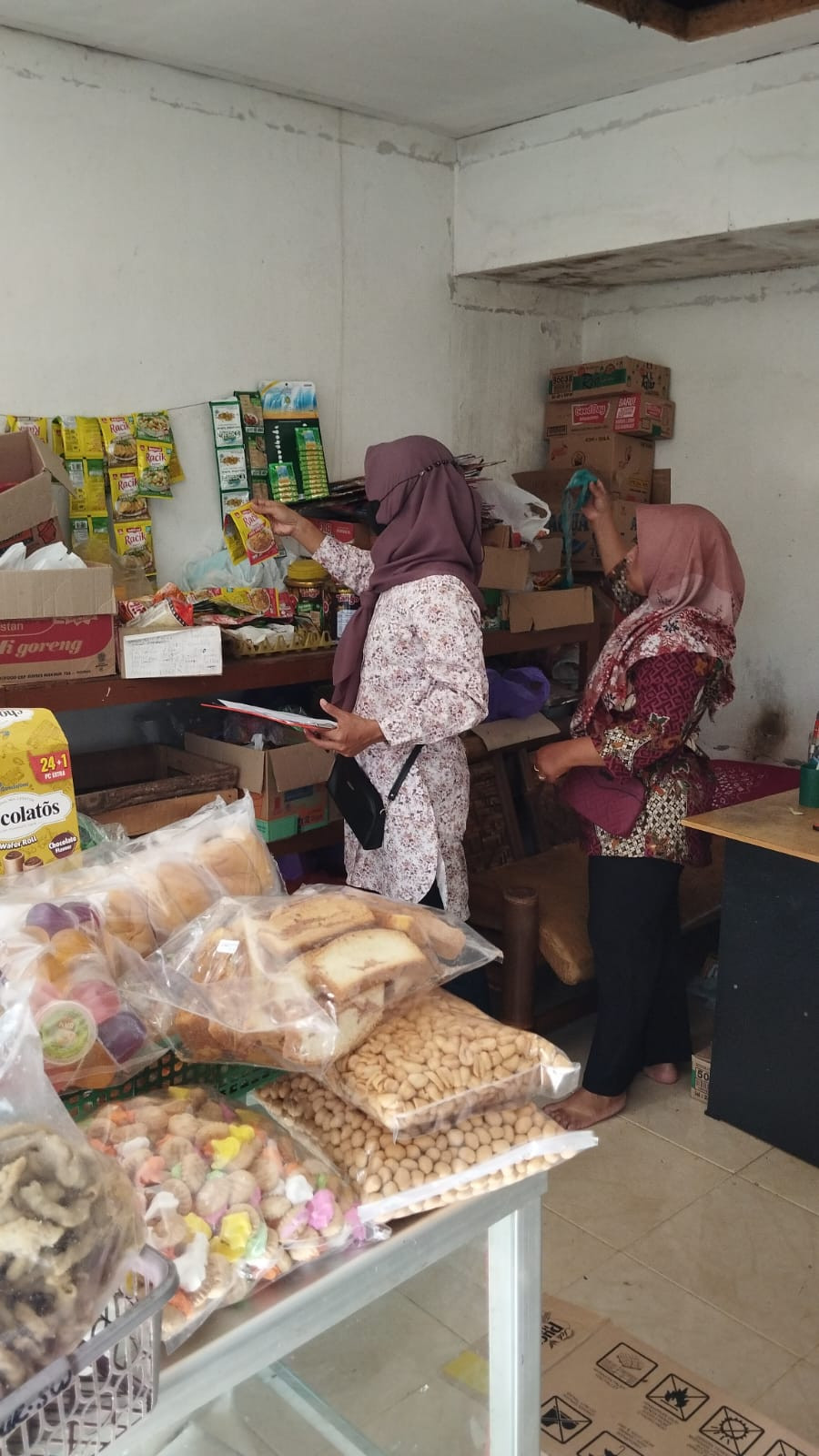 Pemantauan bahan makan menjelang lebaran di warung/ pedagang Jetis