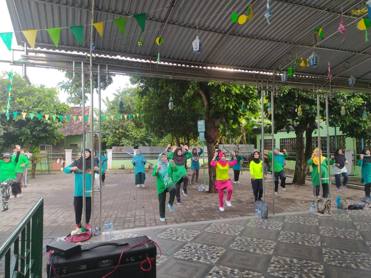 Ngajar Senam Klinik dr Widyawati (Dalem)