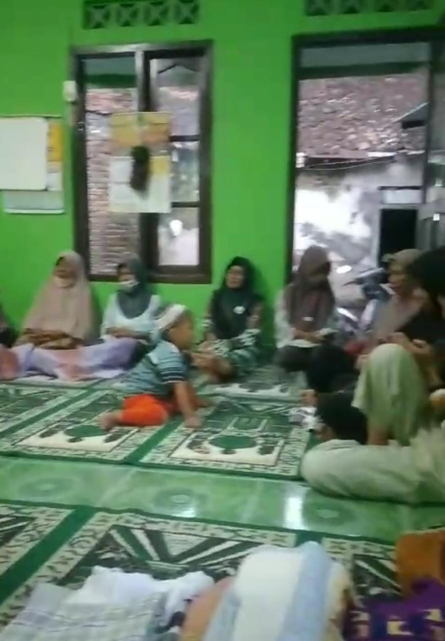 Pengajian menjelang buka puasa di mushola AlHidayah jetis