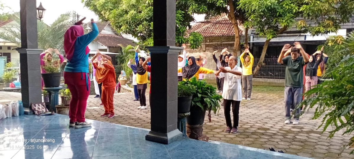 Instruktur senam di Sorogenen (Dalem)