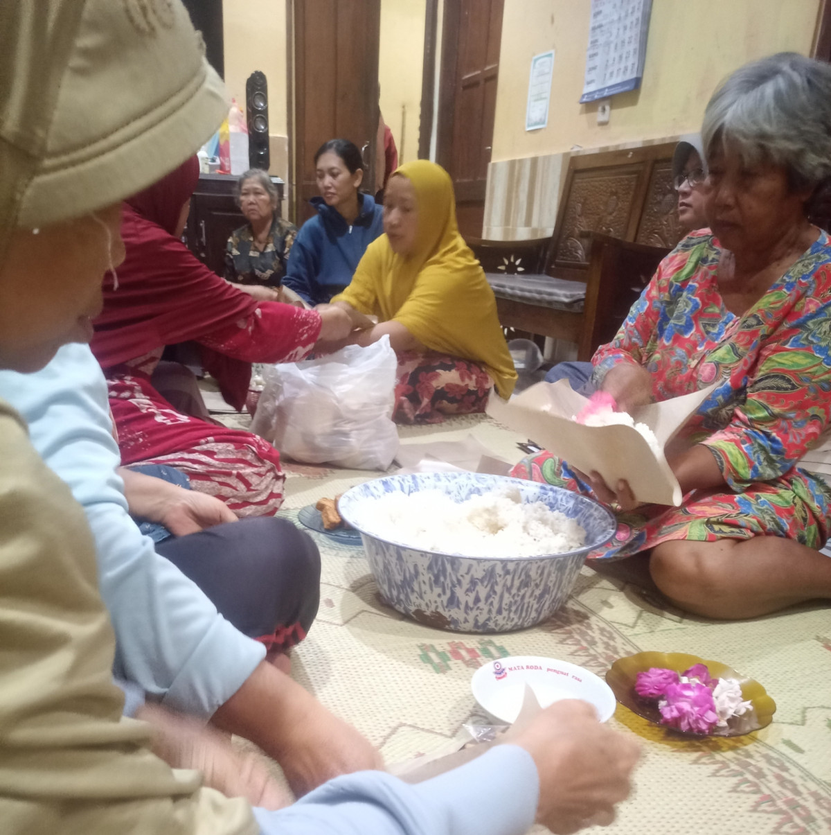 Ibu-ibu membagi makanan untuk warga