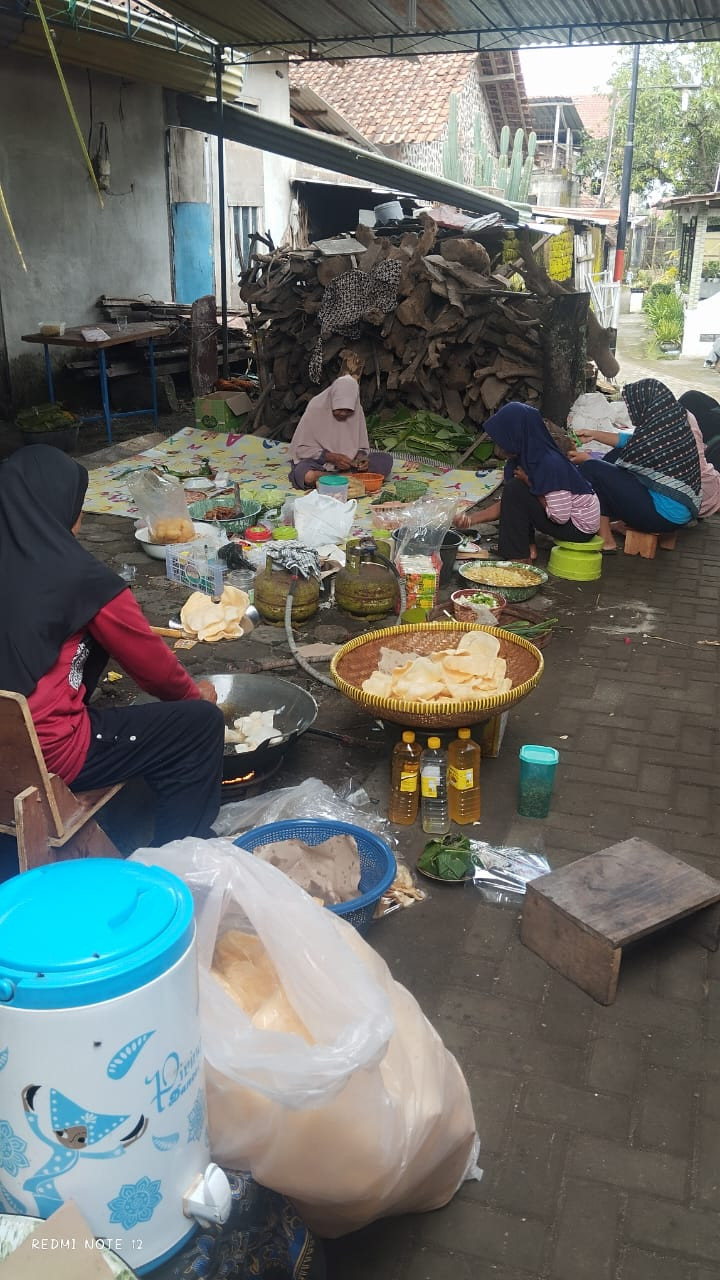 Kearifan lokal rewang di hajatan pernikahan warga Jetis