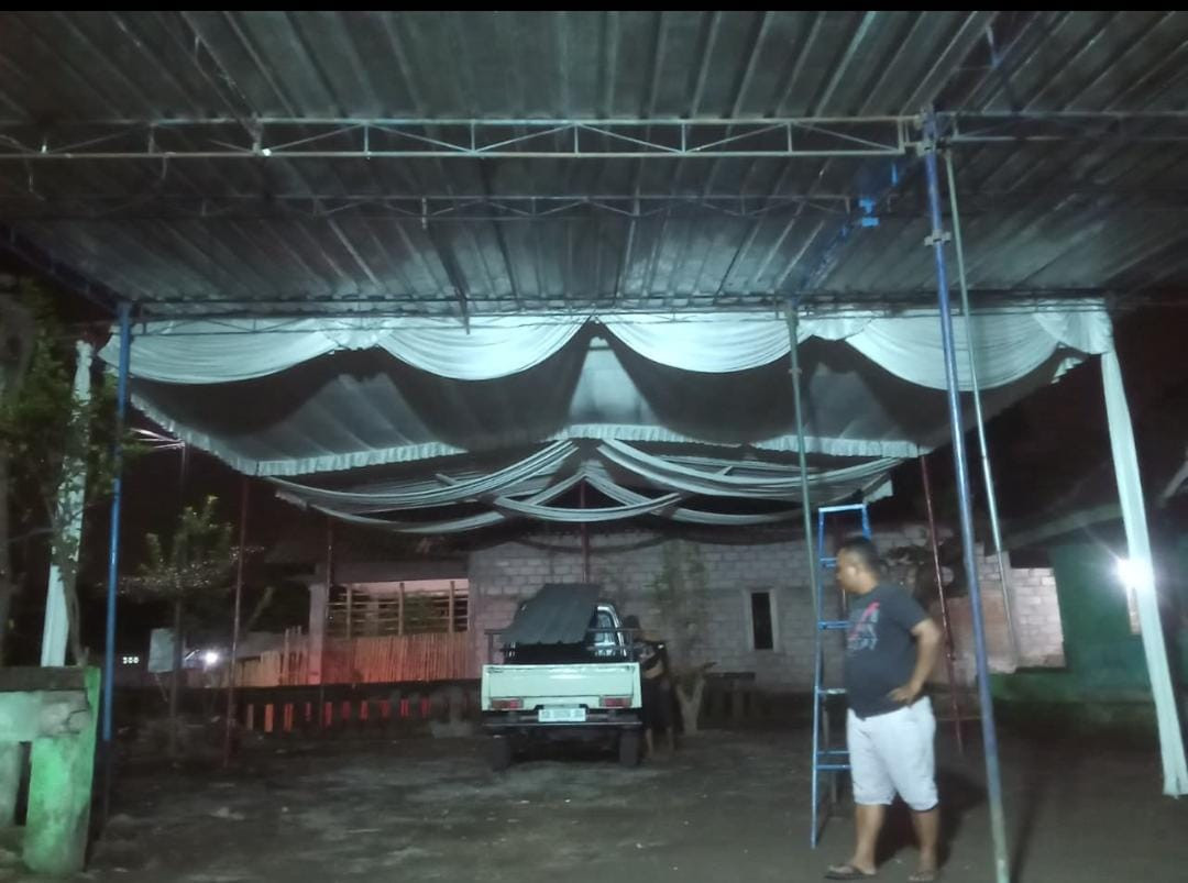 Gotong royong pasang tenda jetis
