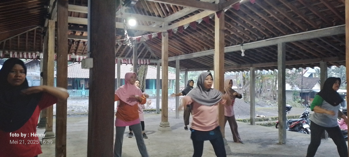 Instruktur senam di dusun Mudal Cangkringan(Dalem)