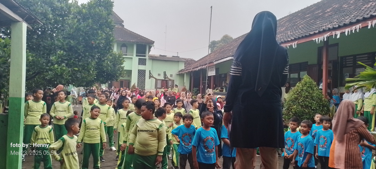 Instruktur senam HUT yg ke-100 SDN Ngemplak 1(Dalem)