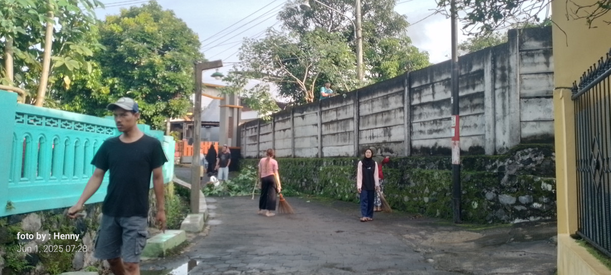 Gotong Royong rt 4 Dalem