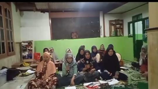 Latihan rutin hadroh Al Hasanah jetis