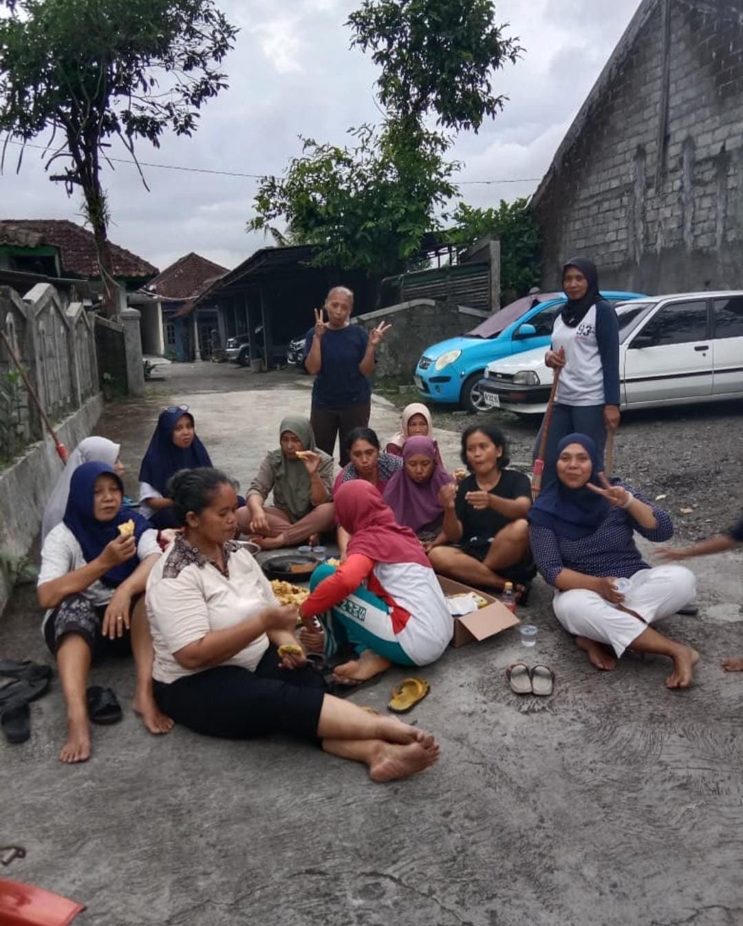 Kerja bakti rutin ibu ibu rt 5 jetis