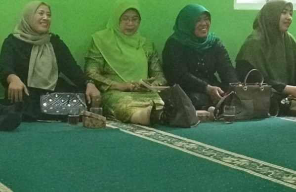 Pengajian rutinan. Muslimatan karang