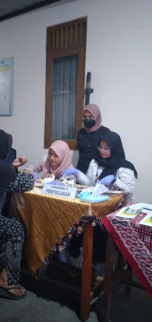 Pemeriksaan lansia bersama mahasiswi uii di jetis