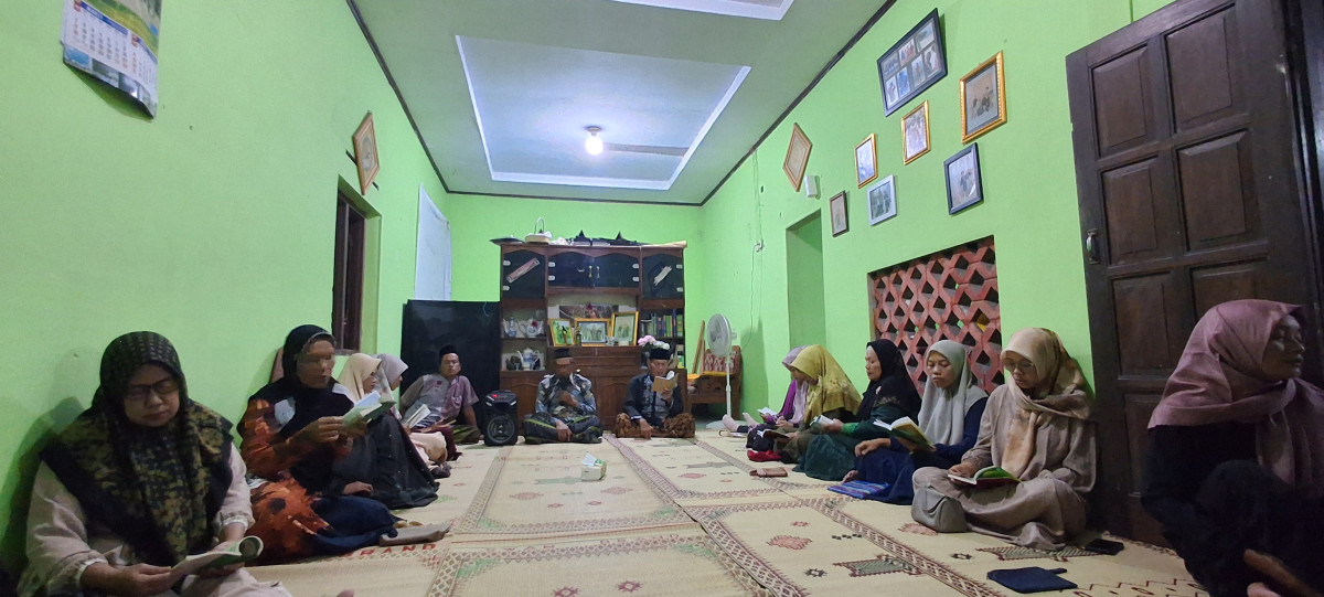 Yasinan rutin malem jumat dipadukuhan kemasan